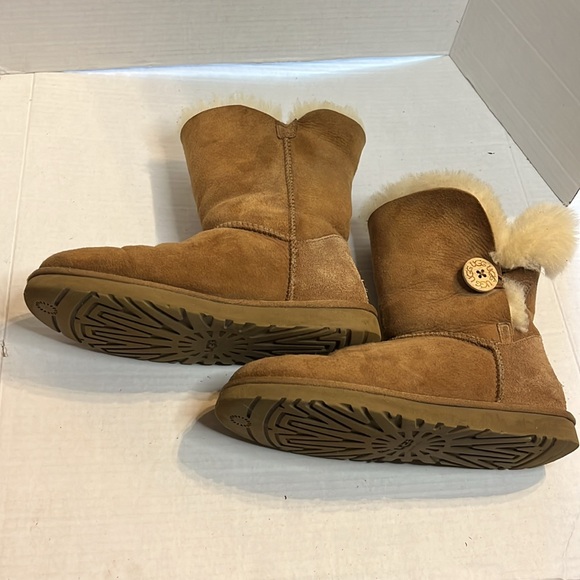 UGG Australia-8-chestnut brown classic comfy Cozy Sheepskin Boots button detail - Picture 6 of 15